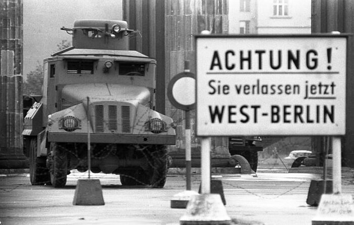 Schild: Achtung Sie verlassen jetzt West-Berlin