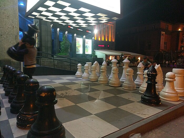 Kinder spielen Schach im Freien auf dem Charles-Aznavour-Platz in Eriwan