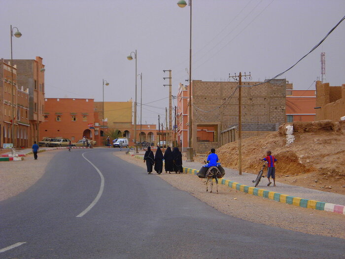 Kinder auf einer Straße in Marokko
