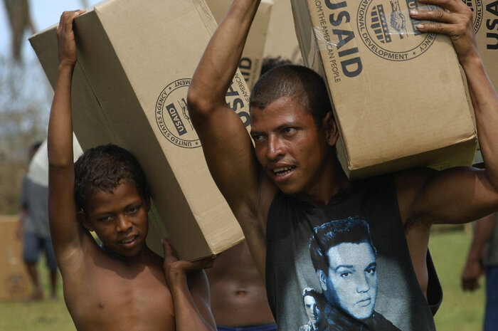 Transport von Hilfsgütern durch zwei junge Männer