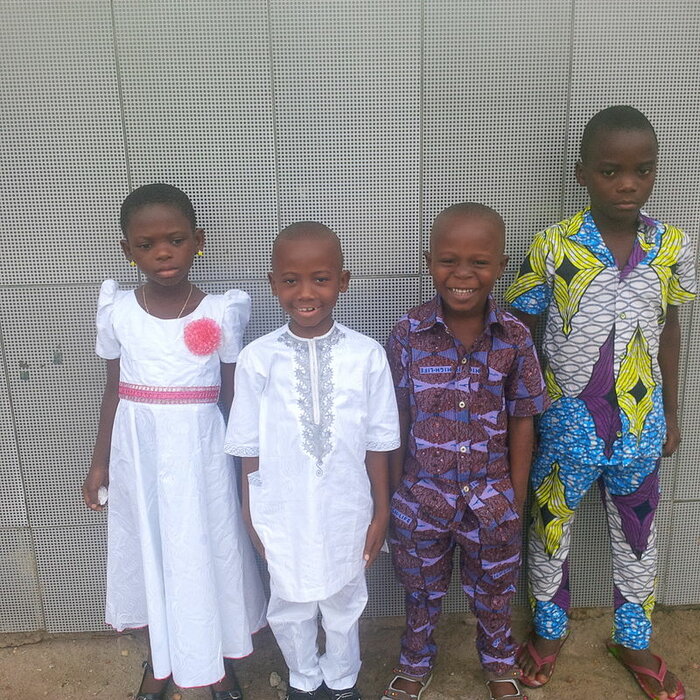 Kinder aus Benin in festlicher Kleidung