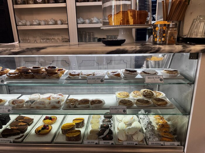 Portugiesische Kuchen in einer Vitrine Portugiesische Kuchen in einer Vitrine