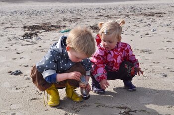 Dänische Kinder am Strand