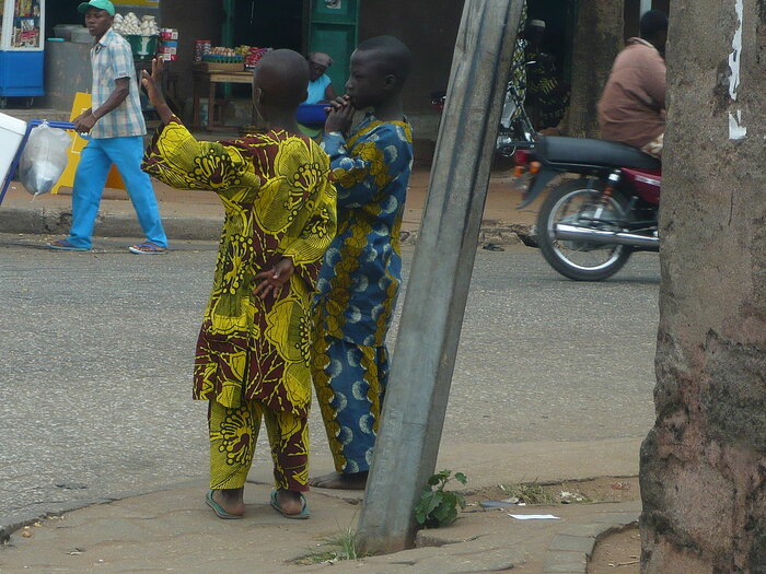 Zwei Jungen auf der Straße in Benin