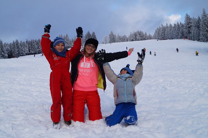Deutsche Familie im Skiurlaub
