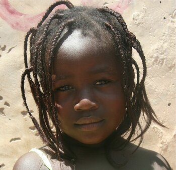 Mädchen aus Burkina Faso mit Flechtfrisur