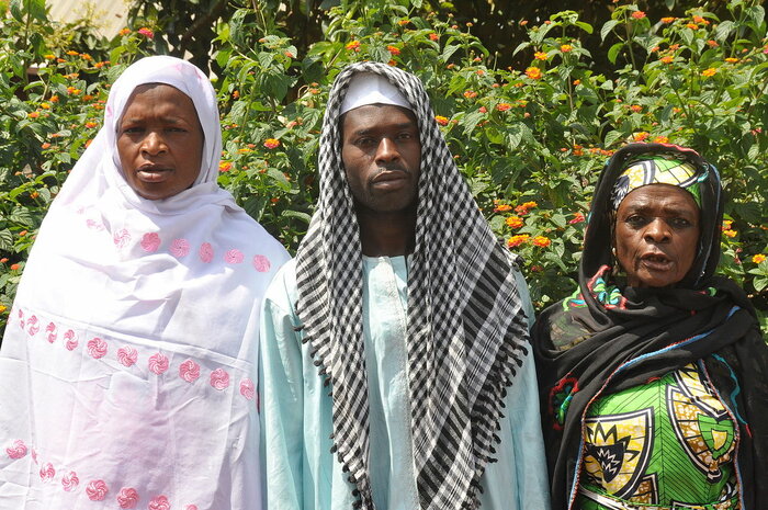 Drei Kameruner festlich gekleidet