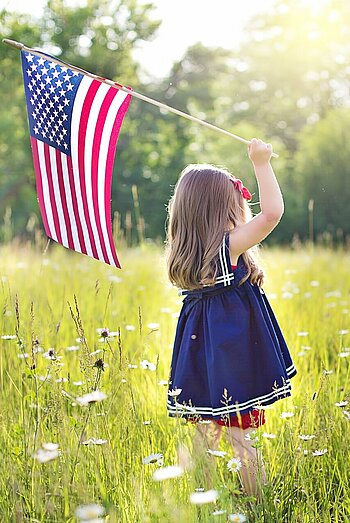 Mädchen mit US-Flagge