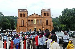 Menschen vor der Kathedrale von Bangui