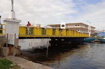 Sehenswürdigkeit in Belize City: Swing Bridge