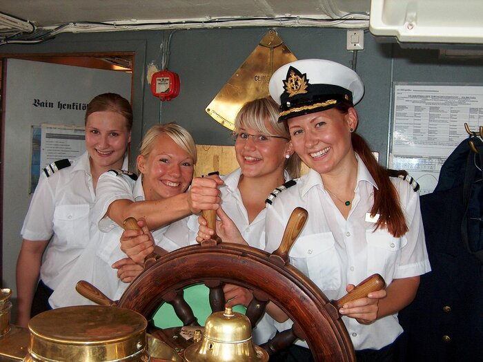 Kellnerinnen auf der SS Ukkopekka, einem finnischen Touristenschiff