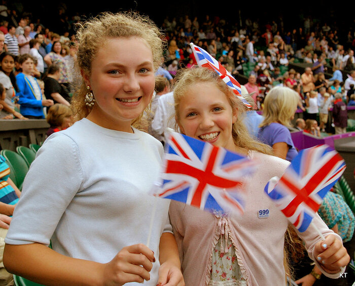 Zwei britische Mädchen mit Fähnchen