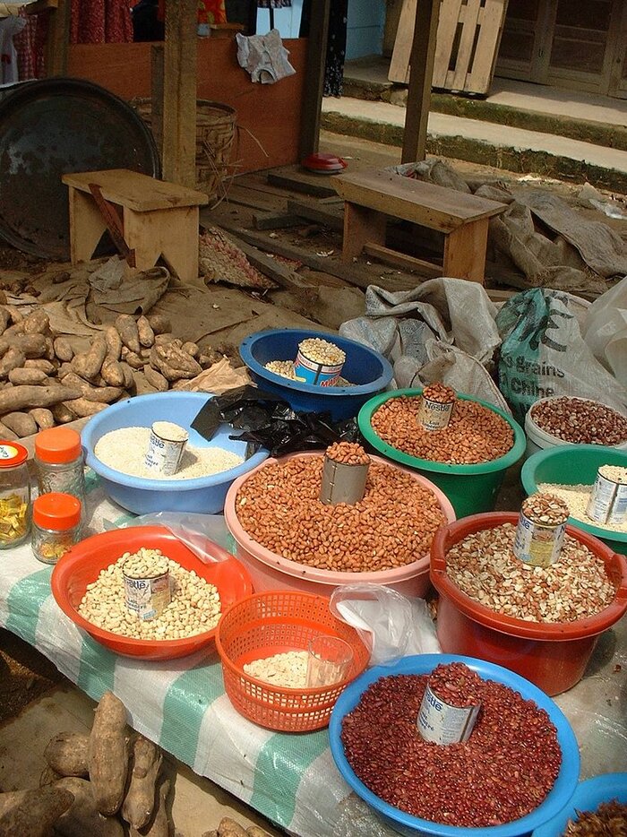 Bohnenverkauf auf dem Markt in Douala