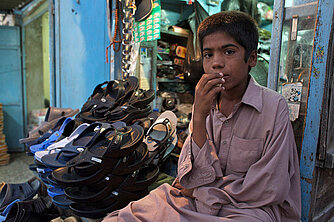 Junge verkauft Schuhe, Bangladesch