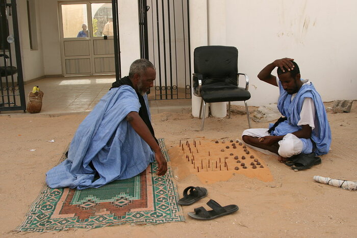 Zwei Männer beim Brettspiel in Mauretanien