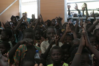 Schüler in Benin in ihren neuen Klassenräumen
