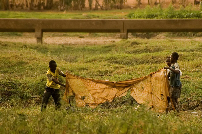 Kinder arbeiten als Fischer in Burkina Faso