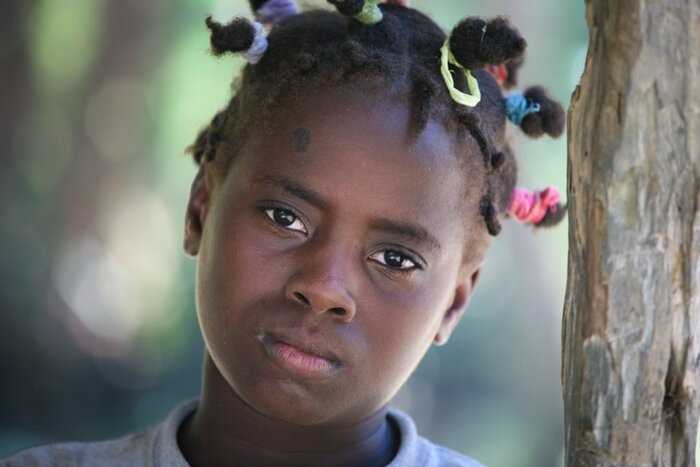 Mädchen aus Haiti mit Zöpfen