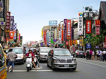 Straße mit Geschäften in Taipeh