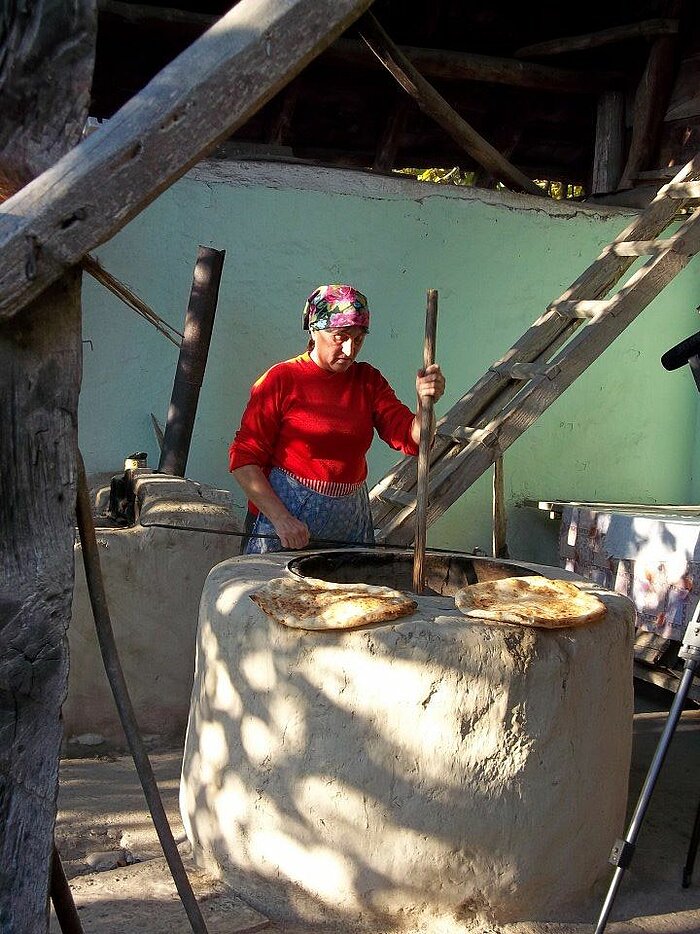 Frau beim Brotbacken