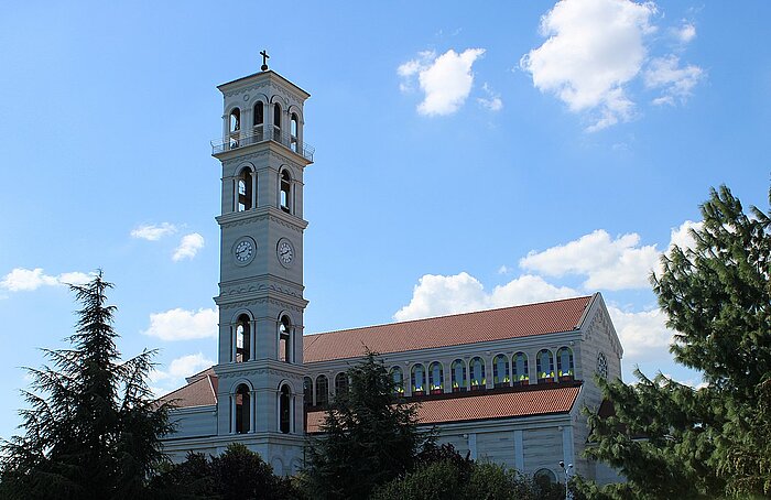 Hier siehst du die römisch-katholische Kathedrale Mutter Teresa in Pristina.