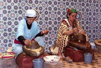 Arganöl-Produktion in Marokko vor Zellij