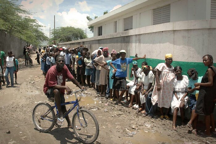 Warten auf Behandlung in Haiti