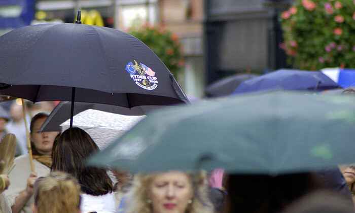 Menschen in Irland mit Regenschirmen