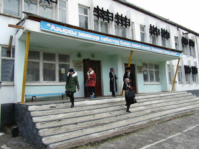 Eingang zur weiterführenden Schule in Kirgisistan