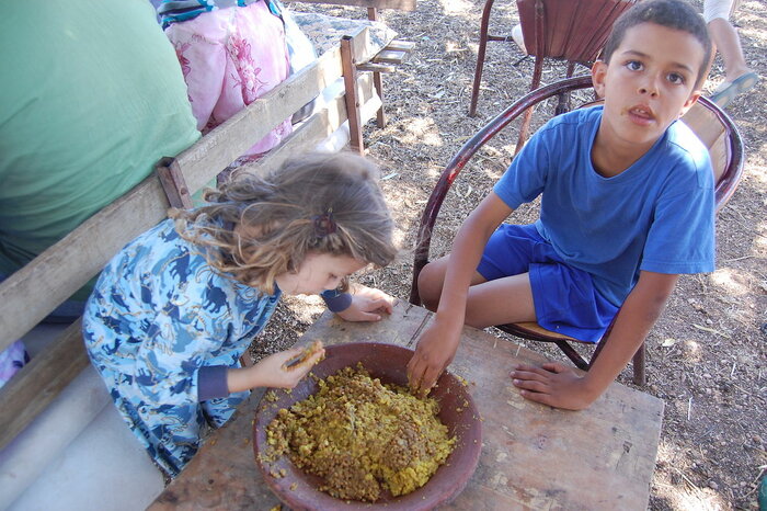 Kinder essen Rfisa mit der Hand