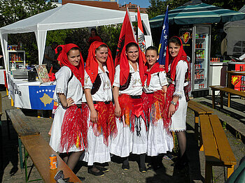 So sieht eine kosovo-albanische Tracht aus. Die jungen Frauen tragen Pashnik und Xhubleta. Die Holzschuhe waren vielleicht zu unbequem.