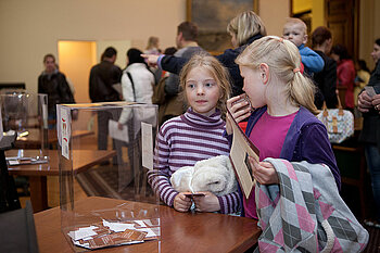 Lettische Mädchen bei der Museumsnacht