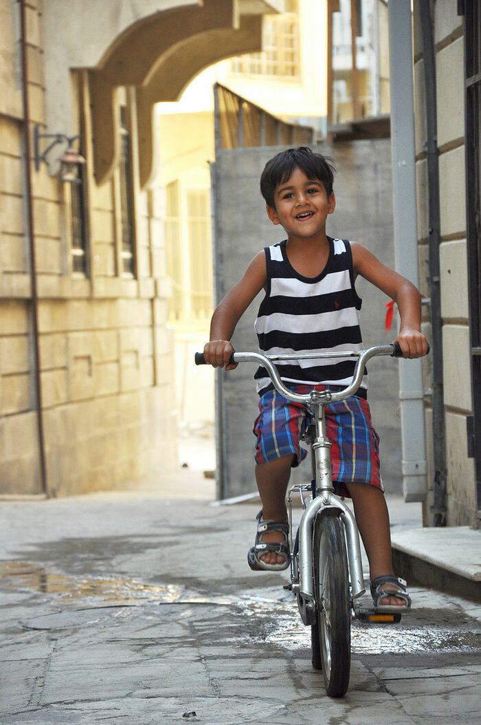 Junge mit Fahrrad in Baku