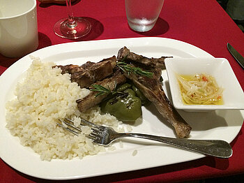 Essen in Sierra Leone - Reis und Lammfleisch