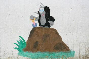Wandgemälde an einer Grundschule, das der Zeichentrickserie nachempfunden wurde