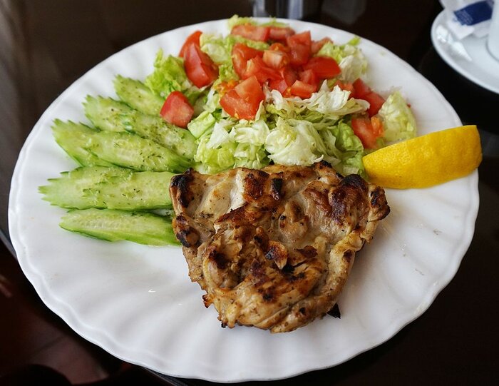 Huhn mit Salat aus Bulgarien