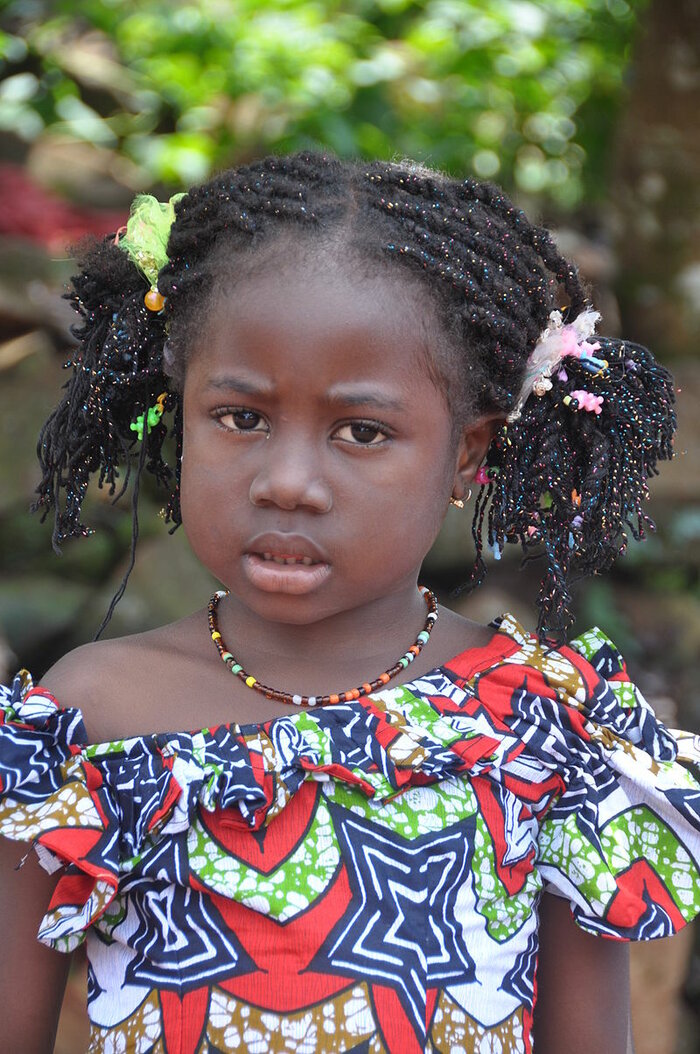 Mädchen aus Kamerun mit Flechtfrisur