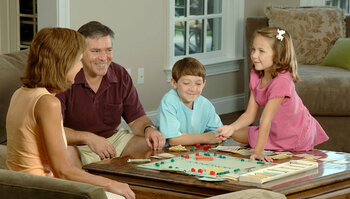 US-Familie spielt Monopoly