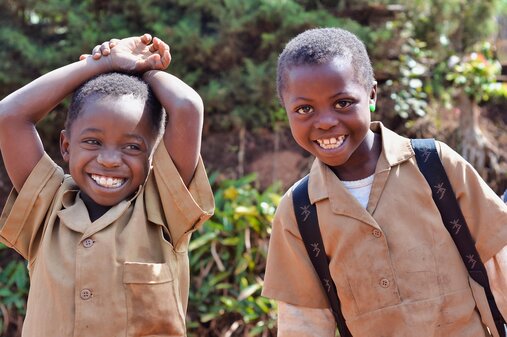 Schüler in Kamerun auf dem Schulweg Kameruner Schüler