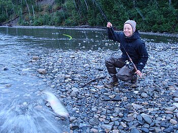 Frau in Alaska beim Angeln