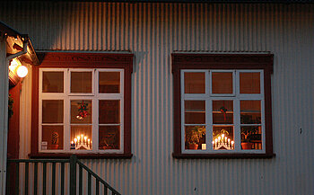 Weihnachtlich geschmücktes Haus in Island