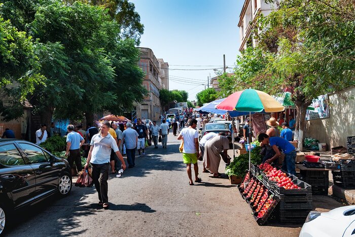 Straße mit Markt in Algerien