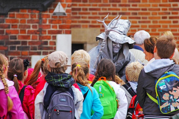 Schulklasse in Polen mit Straßenkünstler