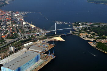 MV Werft und Rügenbrücke am Hafen von Stralsund