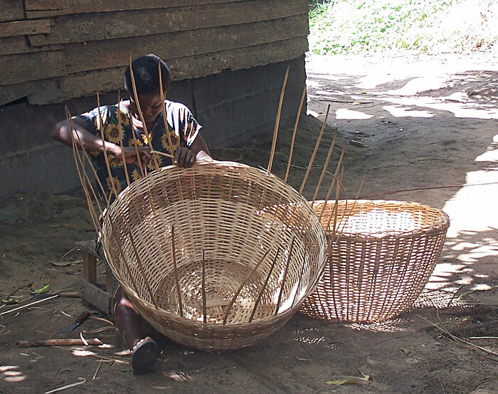 Korbflechterin in Kamerun