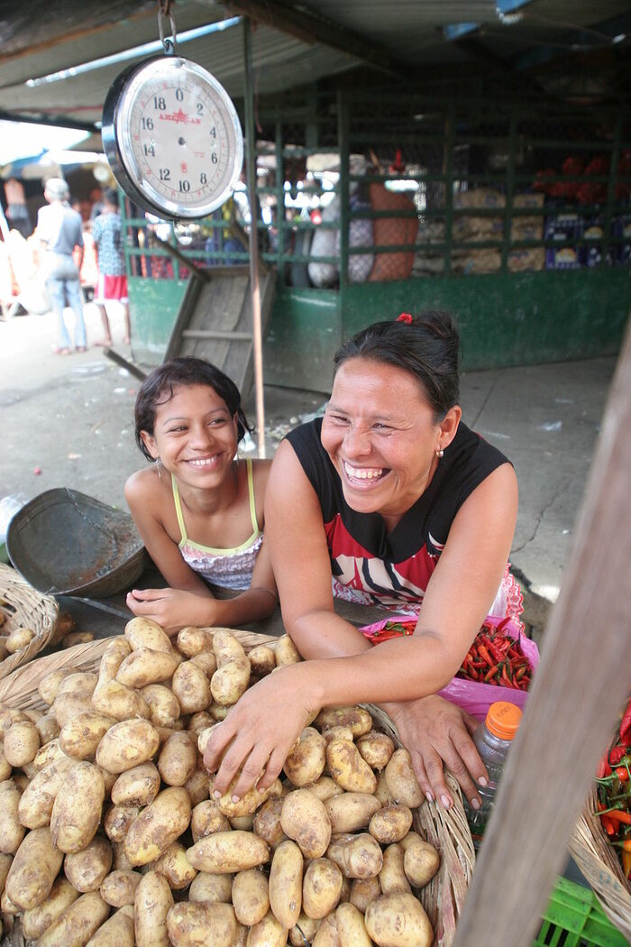 Frau und Tochter am Marktstand in Managua
