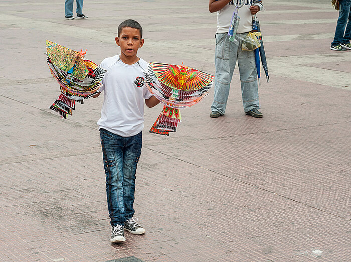 Junge als Straßenverkäufer in Venezuela