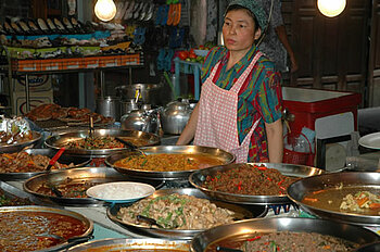 Frau verkauft Essen, Thailand