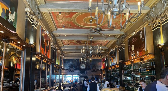 Cafe A Brasileira in Lissabon Berühmtes Cafe in Lissabon