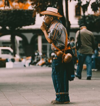 Mann macht Musik in Guatemala Alltag in Guatemala